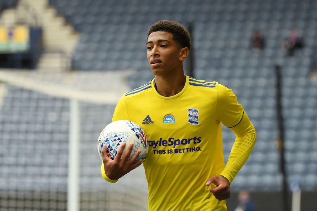 欧联4场不败！贝蒂斯2-0里昂 安东尼精彩挑射破门+近10场6球2助（欧联四战不败！贝蒂斯2-0击败里昂，安东尼挑射破门，近10场斩6球送2助）