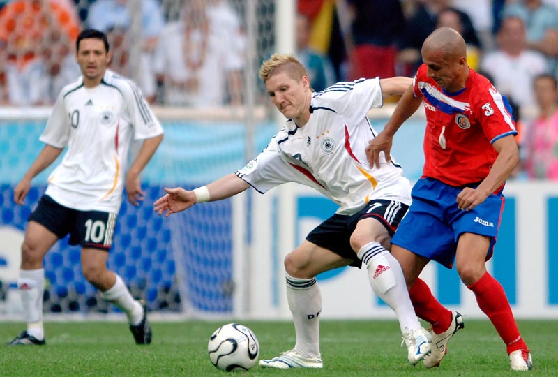 太阳报：英乙球迷在看台上发病，直升机降落在球场里进行急救（英乙看台球迷突发疾病，直升机入场紧急救援）