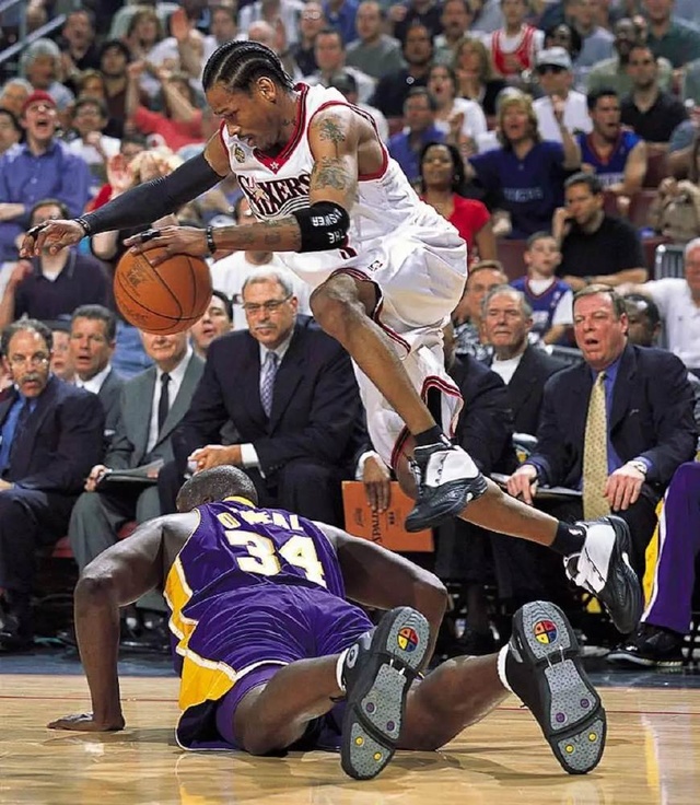 状态火热！克洛尼首节三分4中3独砍14分（火力全开！克洛尼首节14分，三分4投3中）