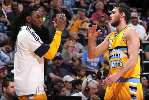 理性追星，新鹏城vs成都赛后有球迷跳下看台与韦世豪合影（理性追星：新鹏城对成都赛后球迷翻越看台与韦世豪合影）