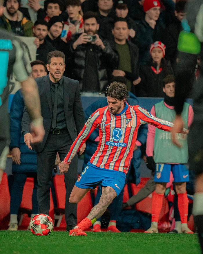 表现惊艳！伊力福拉提10中6贡献17分&半场上演精彩压哨