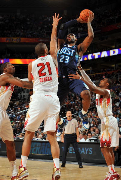 阿斯跟队：德容今天已回归训练，阿劳霍预计将缺战马竞（阿斯随队报道：德容今日复训，阿劳霍或缺席对阵马竞）